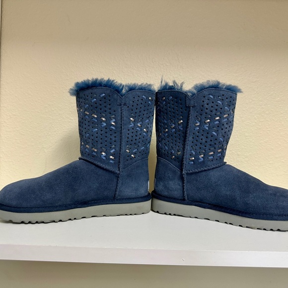 Worn once. Beautiful suede pattern on UGGs. Size 6. - Picture 2 of 6